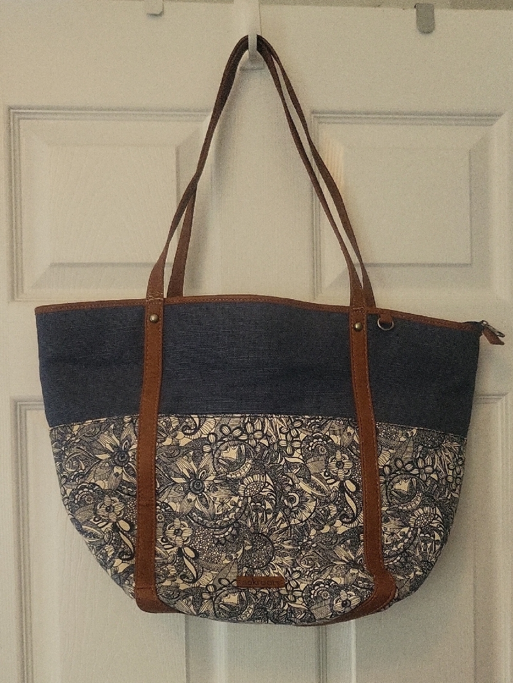 Excellent Condition.  Sak Roots Bag